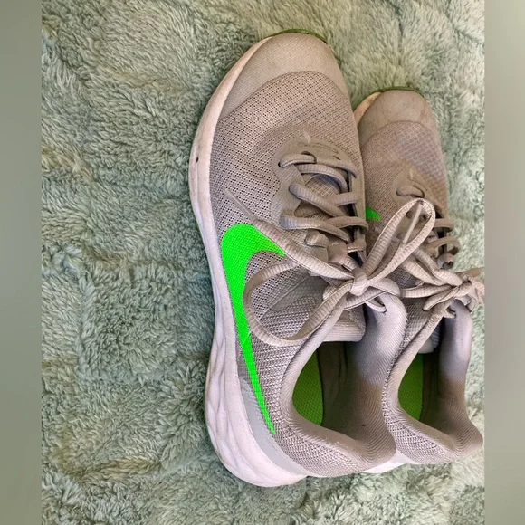 Nike Youth size 4 sneakers - Picture 2 of 5